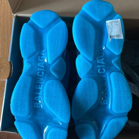 Brand new with dust bags triple s Balenciaga never worn Authentic or money back - Picture 5 of 9